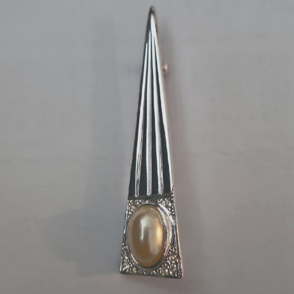 Vintage Polygon Shape Elegant and Cream Pendant Brooch